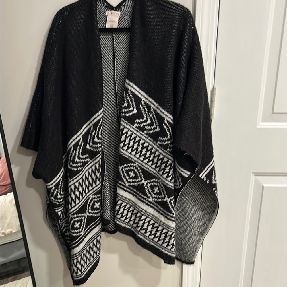 Black and White Geometric Knit Cardigan
